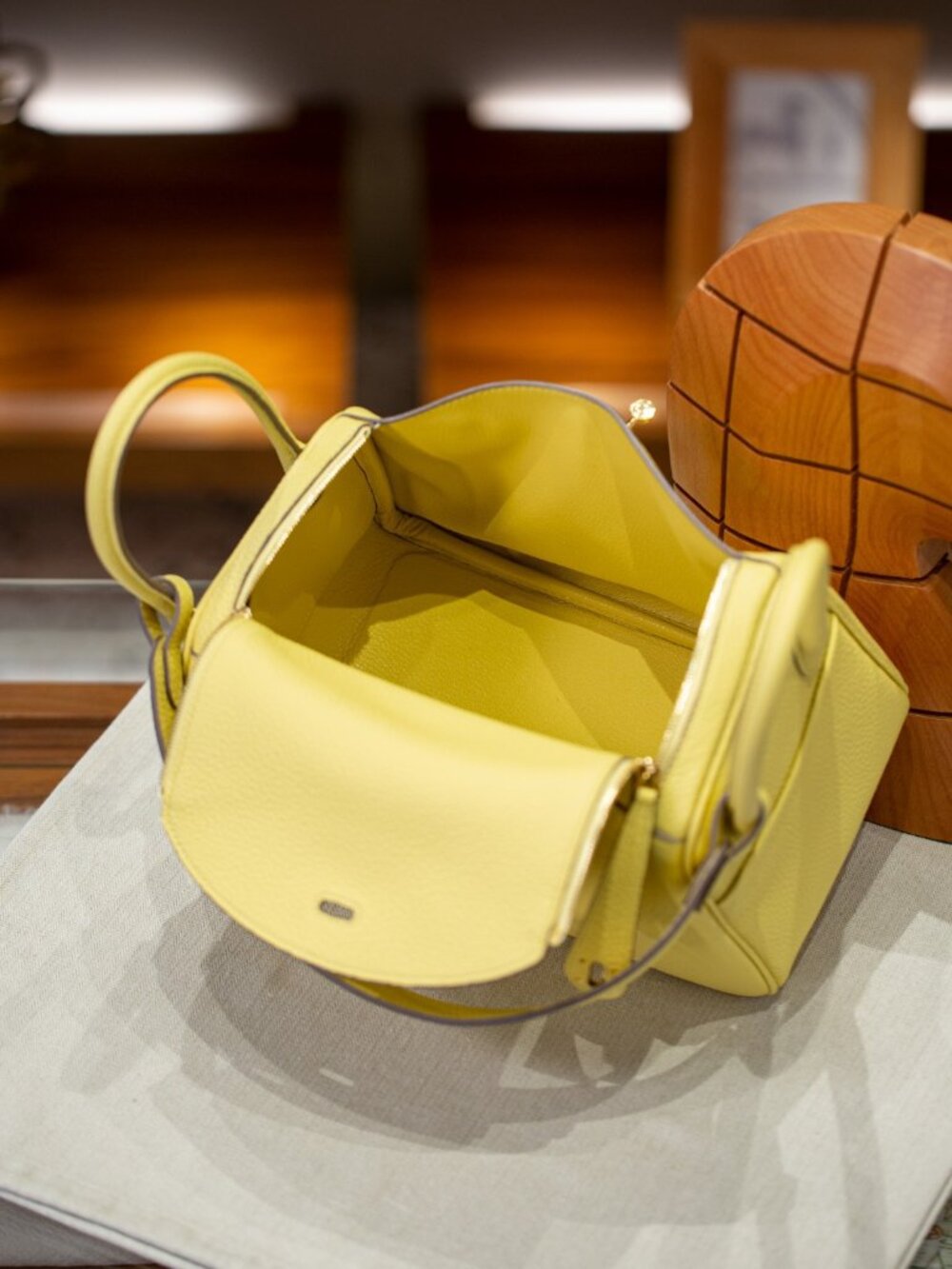 Sophisticated Genuine Leather Tote 26cm - Timeless Everyday Shoulder Bag - Picture 8 of 8